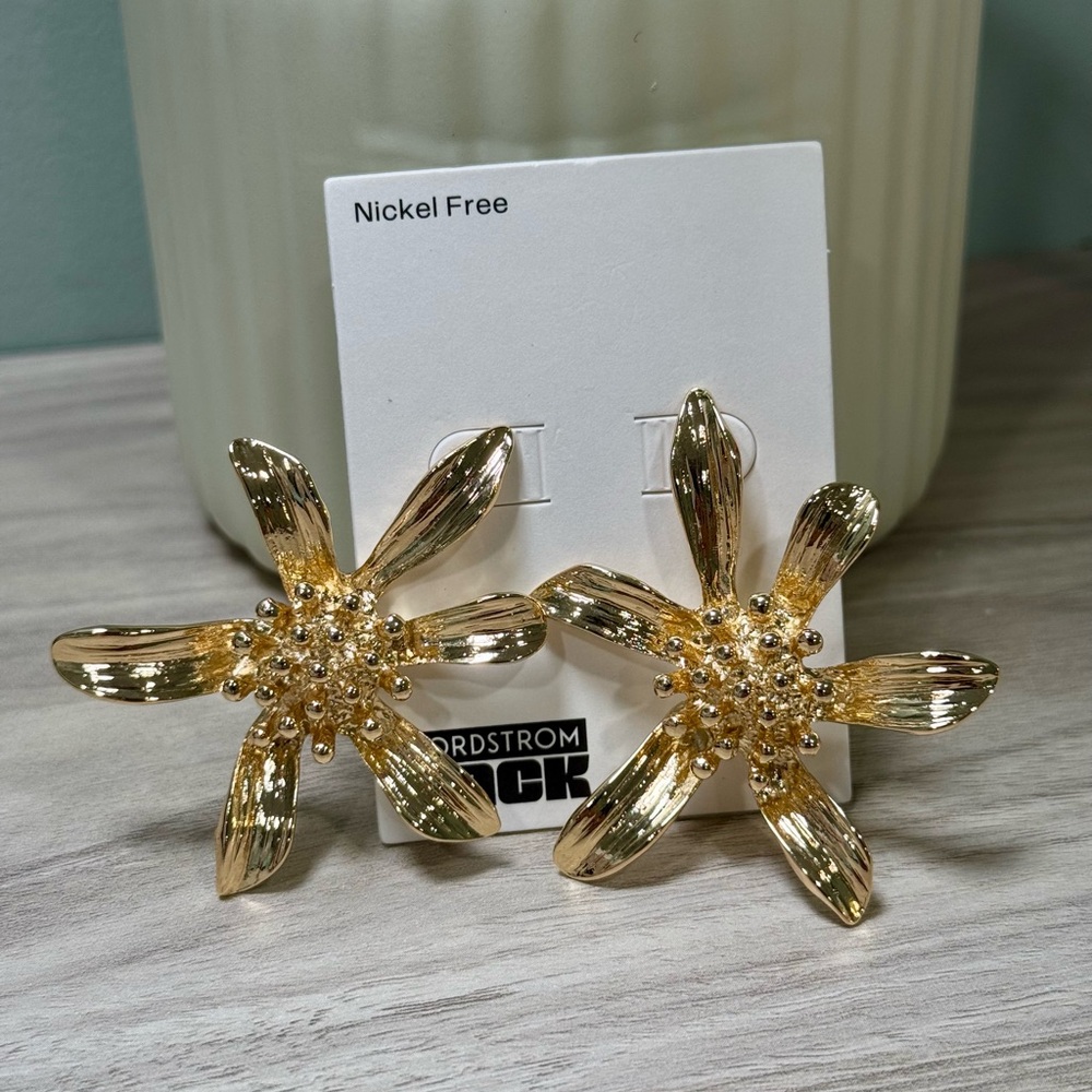 Nordstrom Rack Gold Floral Earrings - Picture 4 of 4